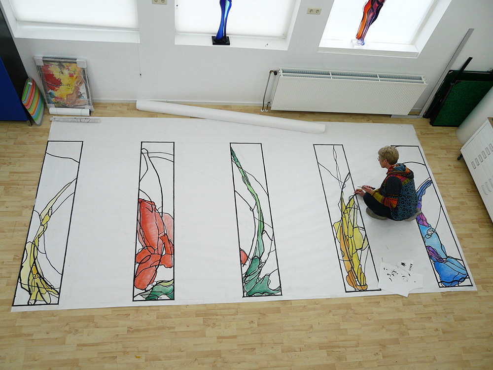 Annemiek werkt aan haar ontwerp voor de ramen - Glaskunst van Annemiek Punt in Ootmarsum