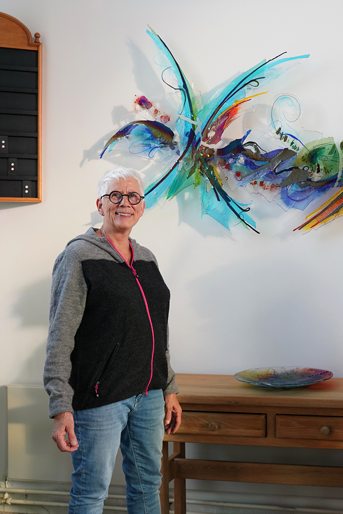 Annemiek bij haar wandkunstwerk in Lekkerkerk - Glaskunst van Annemiek Punt in Ootmarsum