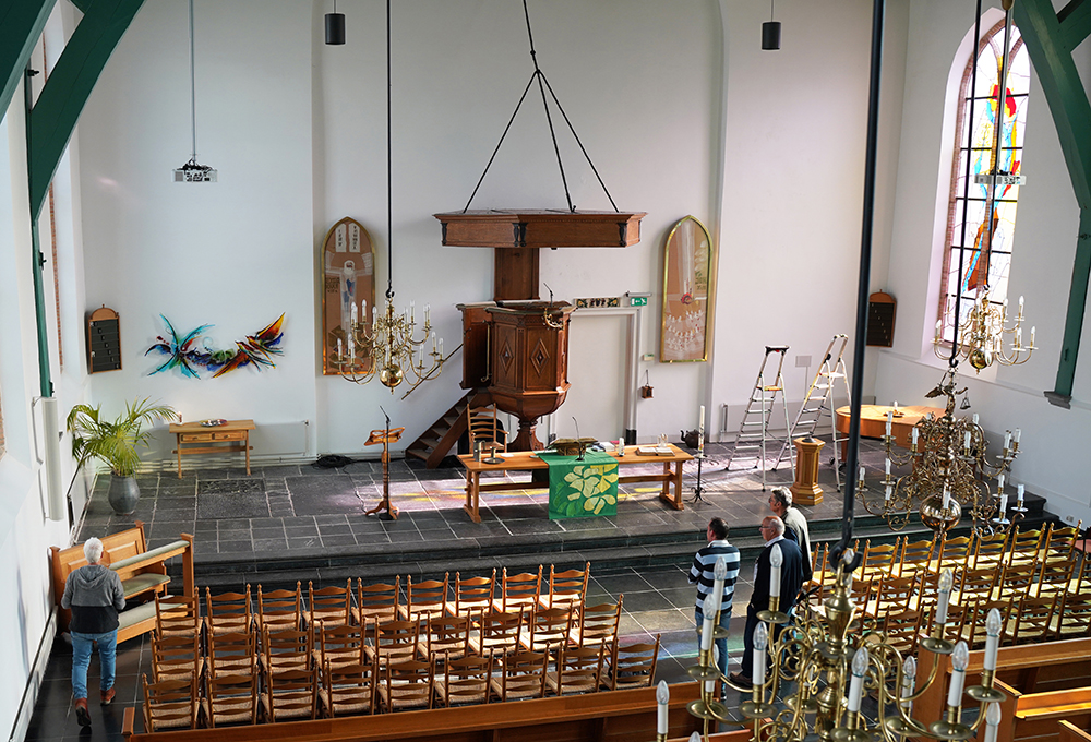 Het wandkunstwerk in de Grote of Johanneskerk te Lekkerkerk - Glaskunst van Annemiek Punt in Ootmarsum