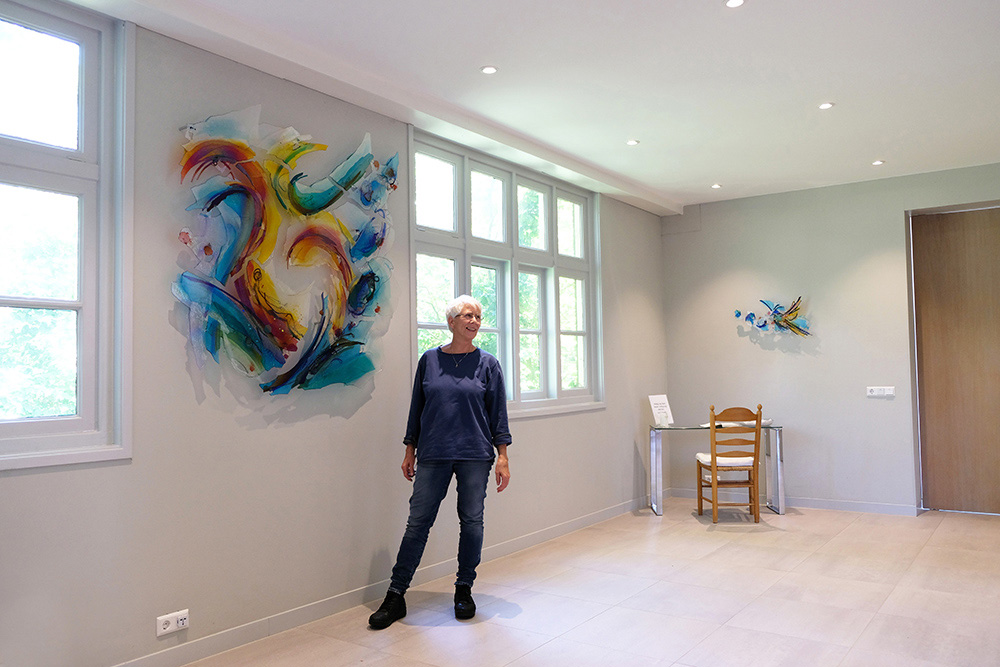 Annemiek voor haar gehele wandkunstwerk in de Dorpskerk te Hoogvliet - Glaskunst van Annemiek Punt in Ootmarsum