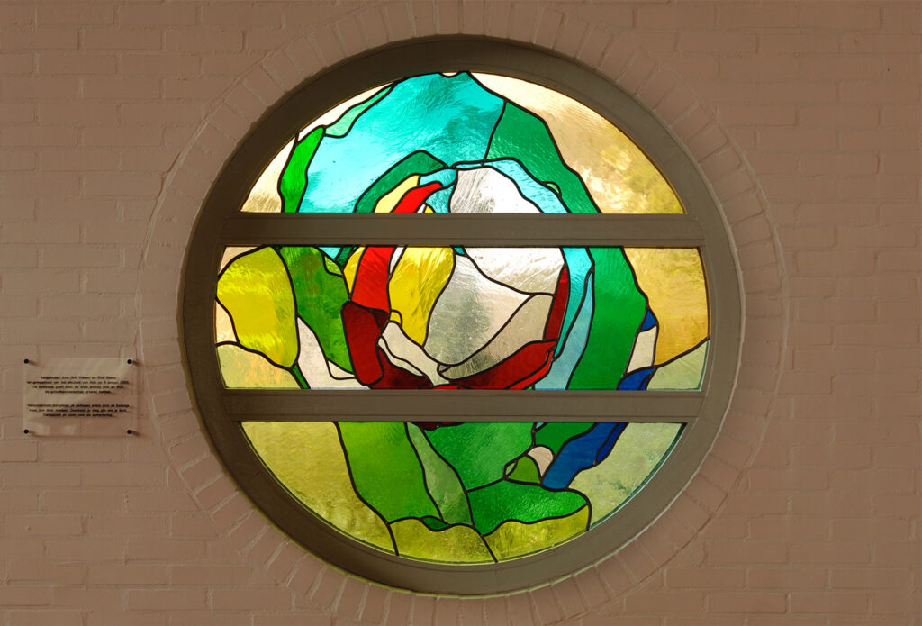 OECUMENISCH CENTRUM 'HET BRANDPUNT' – AMERSFOORT – 2002 – TECHNIEK: GEBRANDSCHILDERD GLAS-IN-LOOD – DIAMETER: 1.3 METER