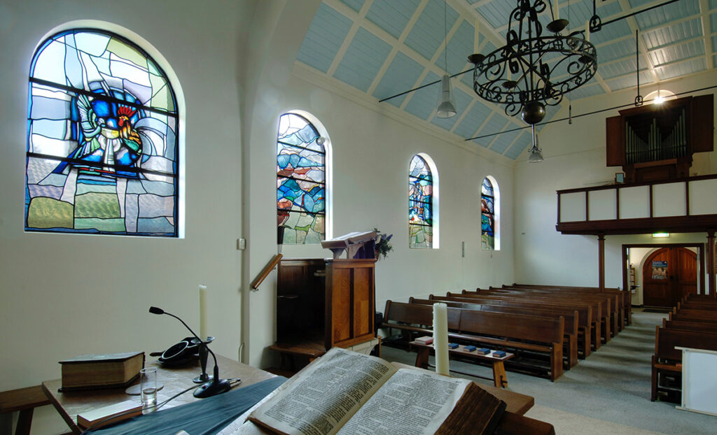 PROTESTANTSE GEMEENTE – LONNEKER – 1989 – TECHNIEK: GEBRANDSCHILDERD GLAS-IN-LOOD – HOOGTE: 3 METER, BREEDTE: 1.5 METER (ELK)