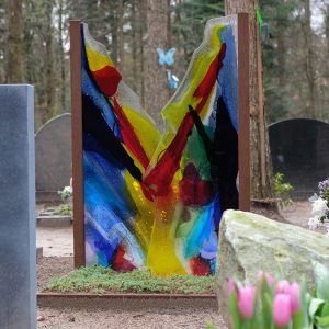 TWEEDELIG GRAFMONUMENT – PARTICULIERE OPDRACHT – TECHNIEK: GLASVERSMELTING