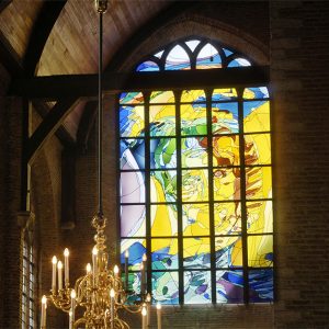 JAÏRUSRAAM - NIEUWE KERK DELFT – 2003-2006 – TECHNIEK: GEBRANDSCHILDERD GLAS-IN-LOOD - HOOGTE: 7.5 METER, BREEDTE: 3.5 METER