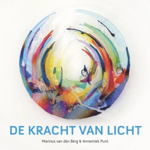 Het boek 'De Kracht van Licht', Marinus van den Berg Annemiek Punt - Glaskunst van Annemiek Punt in Ootmarsum