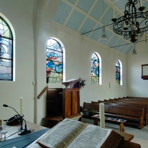 PROTESTANTSE GEMEENTE – LONNEKER – 1989 – TECHNIEK: GEBRANDSCHILDERD GLAS-IN-LOOD – HOOGTE: 3 METER, BREEDTE: 1.5 METER (ELK)