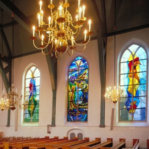 GROTE OF JOHANNESKERK – LEKKERKERK – 1996 EN 2001 – TECHNIEK: GEBRANDSCHILDERD GLAS-IN-LOOD – HOOGTE: 5.2 METER